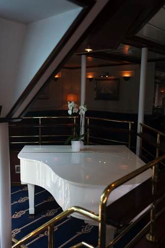 ©Star Clippers - Emily Tyler Photography Piano Bar.jpg